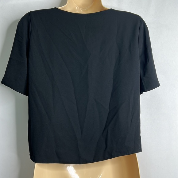 Babaton Aritzia v-neck short sleeve crop top - Picture 3 of 6